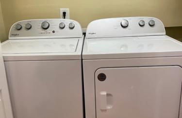 Modern 3-bedroom, big fence yard, Pets stay free - Foto 38