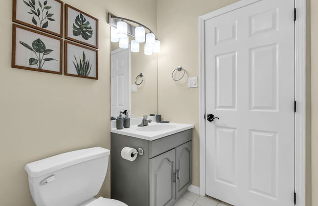 Family Retreat With Autumn Views and Fireplace - Photo 27