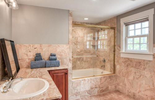 Colonial Quarter hideaway with modern comforts & balcony - near the beach - Photo 24