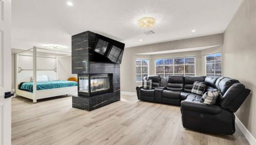 Luxe 5BR Home with Pool BBQNear Strip - Foto 2