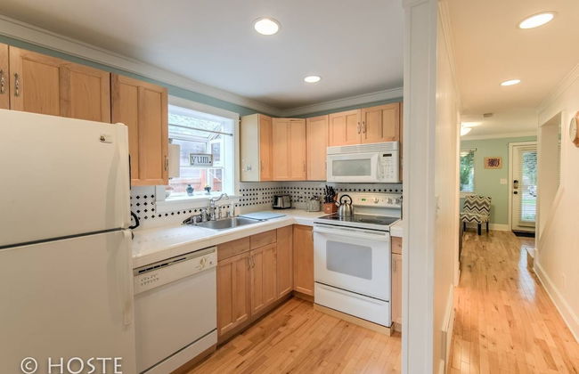 Perfect Cottage Downtown Great Patio! - Photo 15