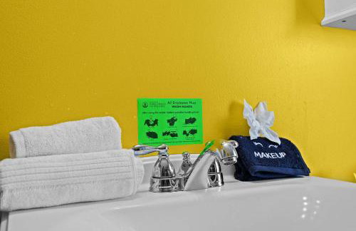 Cozy Downtown Stay w Private Backyard & Parking - Foto 49