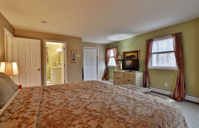 The Tanglewood Lodge: Amazing Ski Home For Groups. Hot Tub. Close To Killington Resort! 4 Bedroom Home - Photo 2