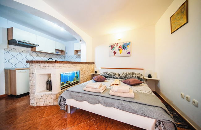 M & J Central Suites - Photo 23