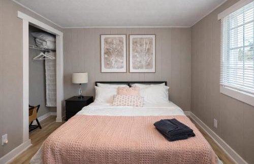 Charming Cottage with Fenced Backyard Pet Friendly - Foto 11