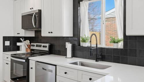 Cozy 2BR Retreat with Backyard Lounge - Foto 2