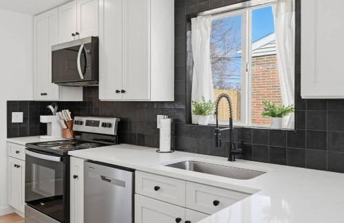 Cozy 2BR Retreat with Backyard Lounge - Foto 2