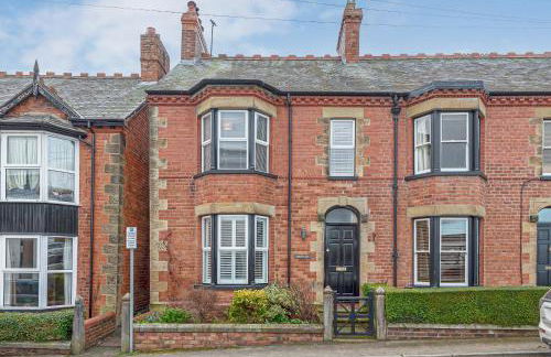 Beautiful Redbrick Home in Ruthin Centre & Parking - Photo 26