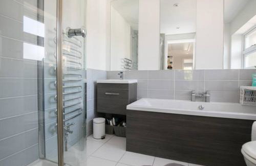 Gorgeous House near Windsor & River Thames - Photo 6