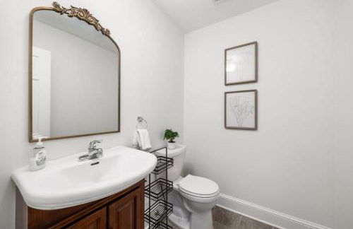 Walkable Grant Park 1920s Home with King Bed - Photo 17