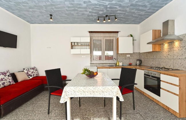 Bright Studio Apartment With Pool View - Photo 3