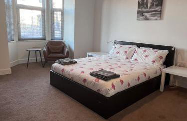 Spacious 2 bedroom flat nearby train and bus station - Foto 4