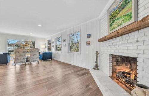 Waterfront Retreat with Private Dock and Fire Pit, Sleeps 8, Outdoor Dining, Spa-Style Primary, Gourmet Kitchen with Dual Dishwashers, Gas Fireplace, River Views, Bright Open Layout, Central AC, Perfect Coastal Escape for Families, 24 Hr Hospitality - Foto 11