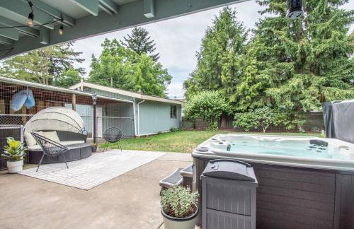 Basement Apartment w/ Hot Tub & Bombshelter! - Foto 31