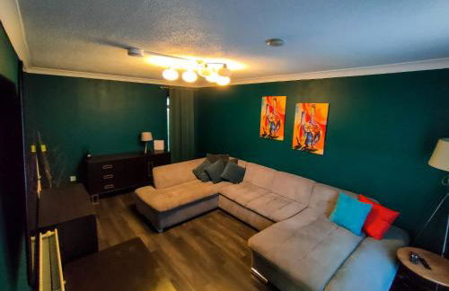 Cozy Four-Bedroom Home with Hot Tub, Garden, CONTRACTORS WELCOME - Close to Shops, Restaurants, Hospital and Park - Photo 2