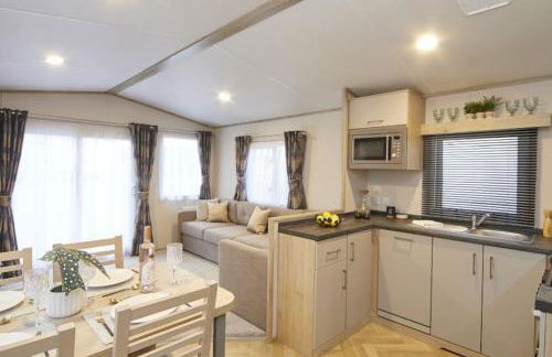Elegant 2 Bed 1 and Half Bath Caravan in Holiday Resort Village - Photo 14