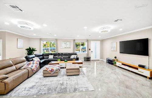 Spacious 6BR Stay with Parking and Near DTLA - Foto 12