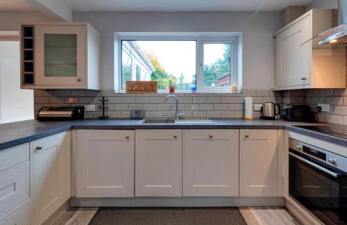 Pass the Keys Spacious and modern house with Free Parking - Photo 3