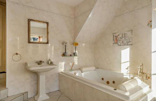 Luxury Detached House in Large Private Grounds, with Outdoor Jacuzzi and Sauna - Foto 62