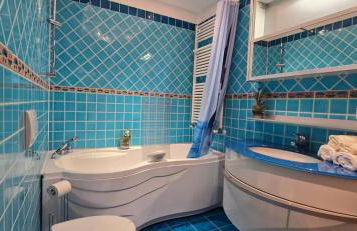 Bright room with private bathroom and market square view - Foto 10