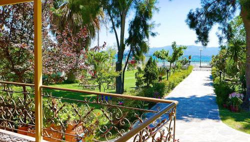 Amarynthos Beachfront Vacation House with garden - Foto 2, Garden view