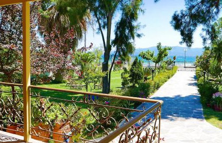 Amarynthos Beachfront Vacation House with garden - Foto 2