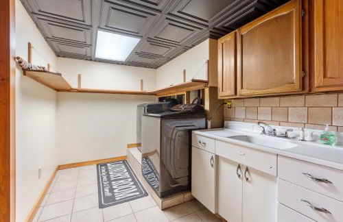 Spacious Accessible Waterfront Retreat with Hot Tub - Foto 34