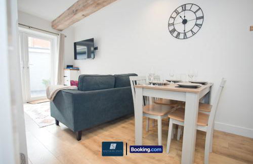 2 Bed House By Southern Stays Short Lets & Serviced Accommodation Bournemouth With Parking - Relocation & Family, 1km From The Beach - Photo 8