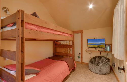 West Pine Cabin on the West Shore by Tahoe Getaways - 2 BR w 2 Bonus Rooms, Hot Tub, Pool Table & Pet Friendly - Foto 17