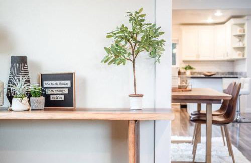 Stylish Modern Farmhouse wYard 10 mins from DT - Foto 37