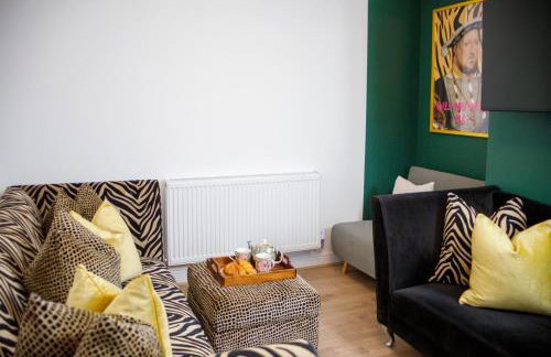 6 BR 3 Bath Spacious Tudor House & Free Parking - Foto 22