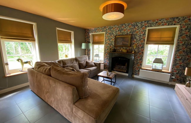 Lush Villa with Hot Tub, Private Fenced Garden in Hippolytushoef - Foto 8