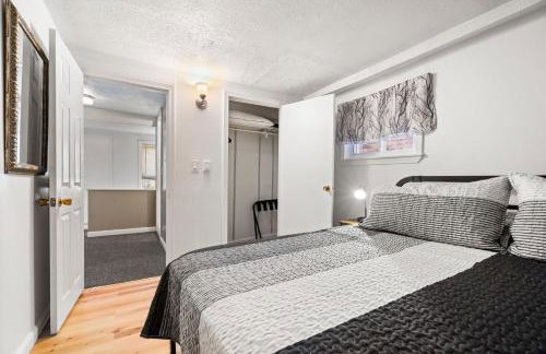 Downtown Beverly Apartment 8 Minutes to Salem and has King Beds - Photo 22