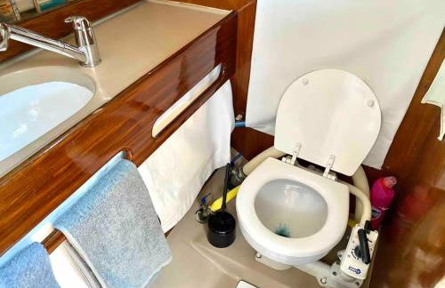 Sleep aboard a beautiful sailboat in Lisbon - Marina Parque das Nações - Foto 13