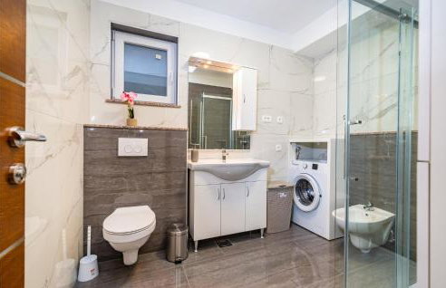 Awesome Home In Modric - Photo 44