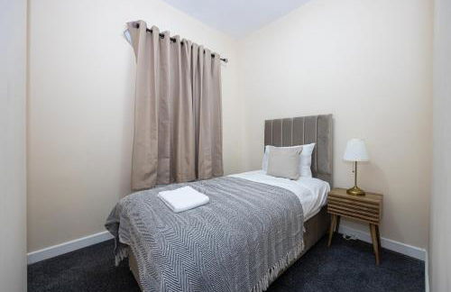 Modern 3BR House in Manchester, Ideal for Families, Sleeps 7 - Foto 6