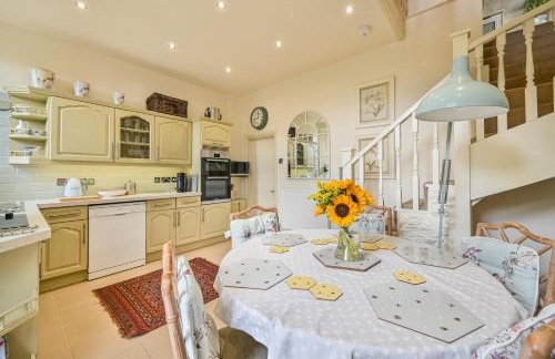 The Town House at Muntham- Luxury Holiday Home with Hot Tub - Photo 17