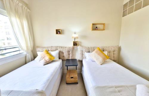 Boho Chic Apt, Frontline Sea & Paseo Views - Photo 9