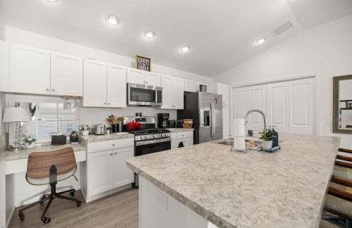 2BR Home with Golf Cart and Pool - Foto 14