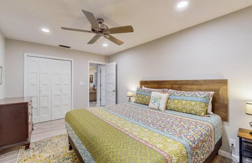 Updated house with enclosed yard, patio, central AC, & washer/dryer - Foto 12