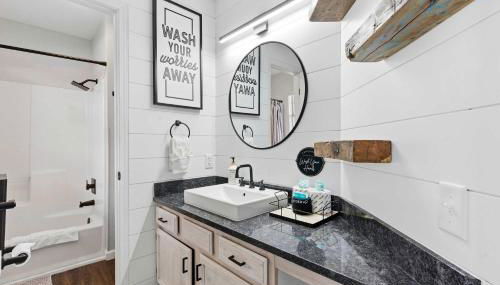 Happy Place Hideaway - Walk to Taneycomo! - Photo 5