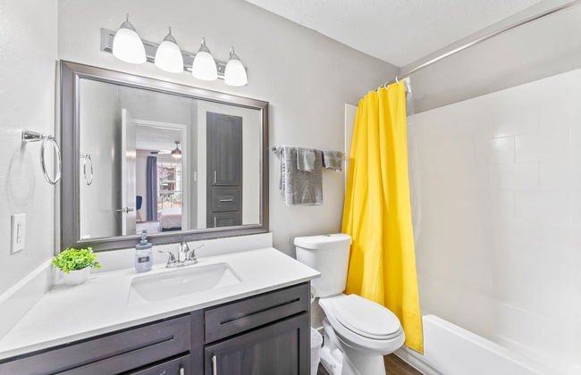 Soco 2BR Corner Suite w Pool King bed Fast Wifi - Photo 7