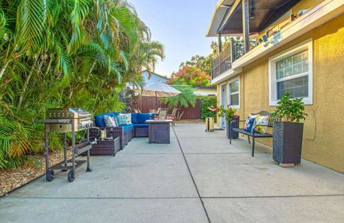 Tropical escape with fire pit near airport & stadium - Foto 9