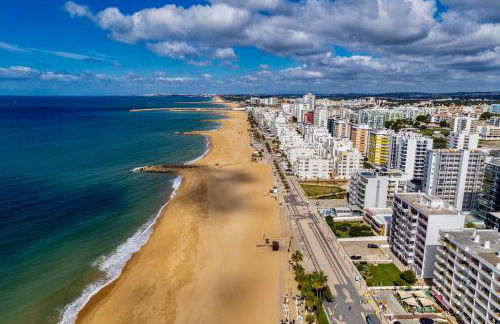 Bright Modern Beachside Apartment with Pool & Seaview - Foto 22