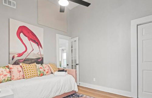 Urban Flamingo Retreat Modern Meets Tropical in this Beautiful, Updated Pet Friendly 3BD Pool Home with Outdoor Living Space - Foto 35