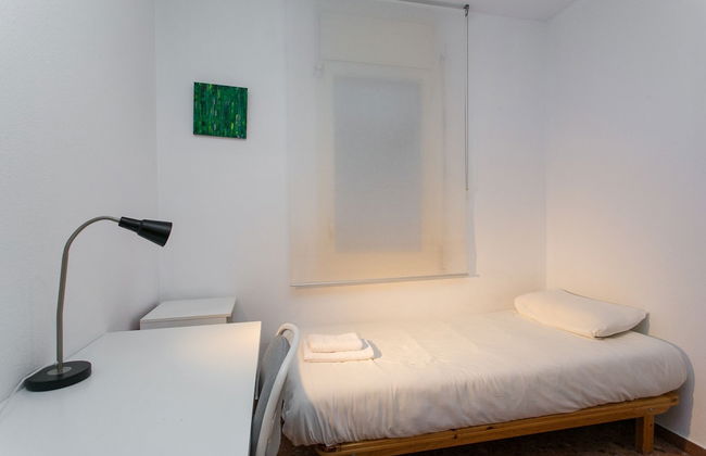 Spacious & Quiet 4 Bedroom Apartment - Photo 6