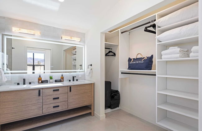 Private Pool, Hot Tub, Firepit Modern Oasis Blue Mirage by Avantstay - Foto 6