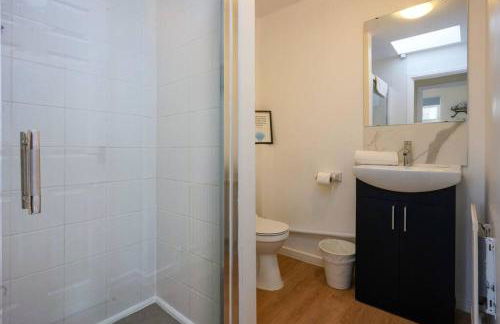 Orchard Bungalow - Sleeps 10 - Close to Town Centre - Free Parking, Pool Table, Fast Wi-Fi and Smart TV with Netflix by Yoko Property - Foto 34