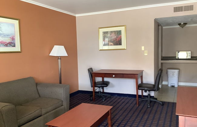 Silver Spur Vintage Inn & Suites - Photo 33