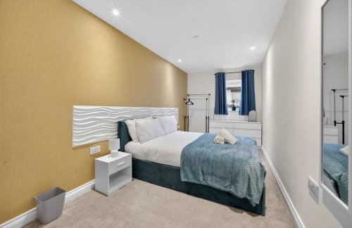 City Centre 2BR Apt with Balcony Access and Free Parking - Foto 7